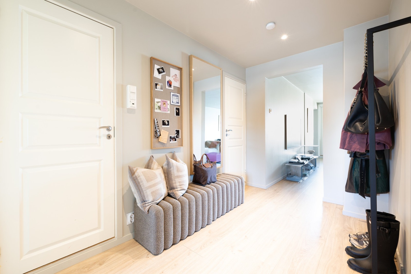 Innbydende og romslig entré med direkte tilgang på vaskerom, bad og to store soverom. Galleribilde