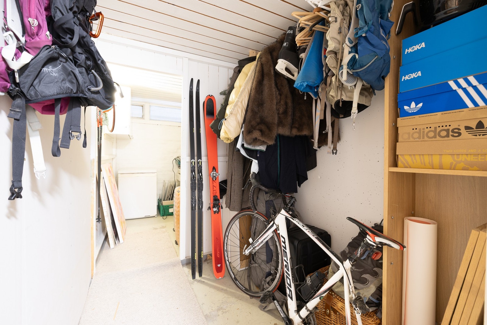 Leiligheten har en stor bod i kjelleretasjen på 8 kvm. Galleribilde