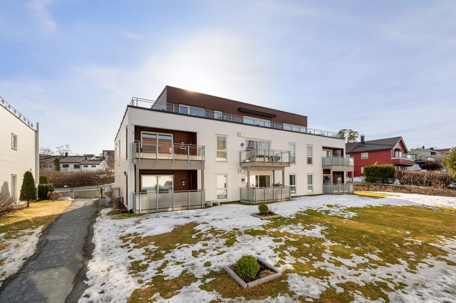 En romslig og stilren 2-roms selveier leilighet. Balkong og p-plass i p-kjeller. Galleribilde