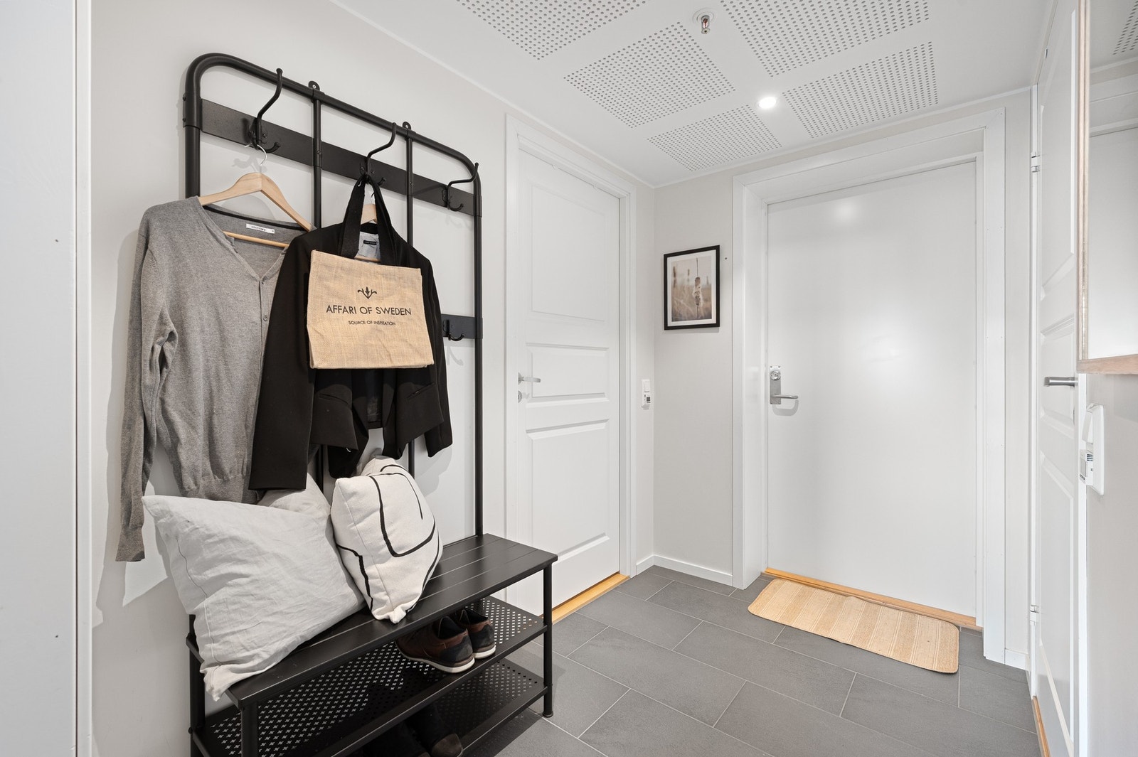 Flislagt gulv over gulvvarme. Det er god plass til garderobeløsning. Galleribilde