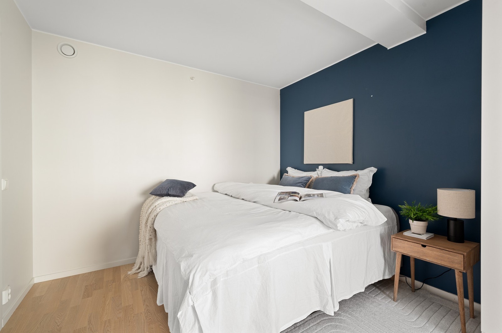 Det er god plass til å innrede med dobbeltseng med nattbord på hver side. Galleribilde