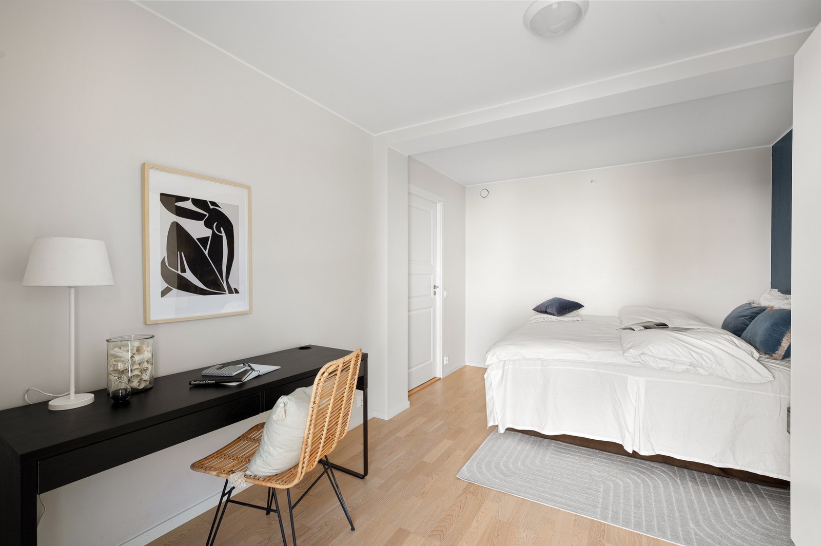 Det er innredet med romslig garderobeløsning, og det er plass til skrivepult. Galleribilde