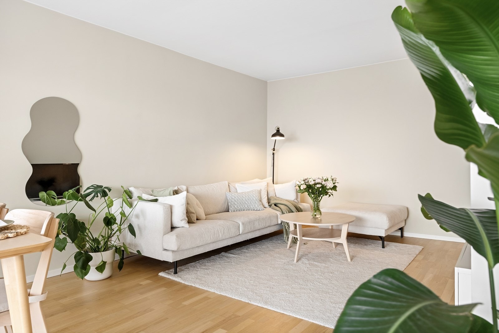 Overflatene er malt i lune og moderne fargevalg som bidrar til en varm og tidsriktig atmosfære. Galleribilde