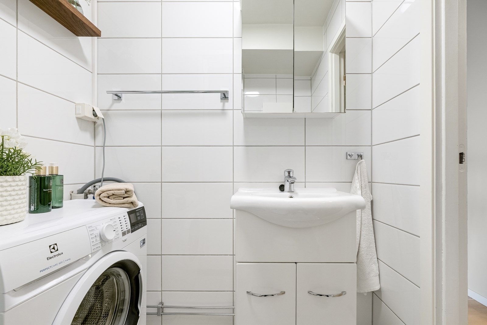 Badet har varmekabler i gulvet og opplegg for vaskemaskin. Galleribilde
