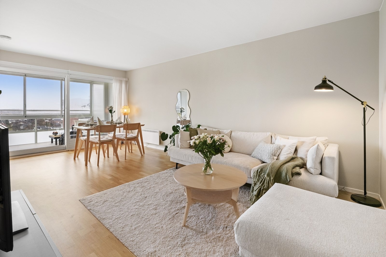 De store vindusflatene slipper inn rikelig med dagslys og bidrar til en trivelig atmosfære. Galleribilde