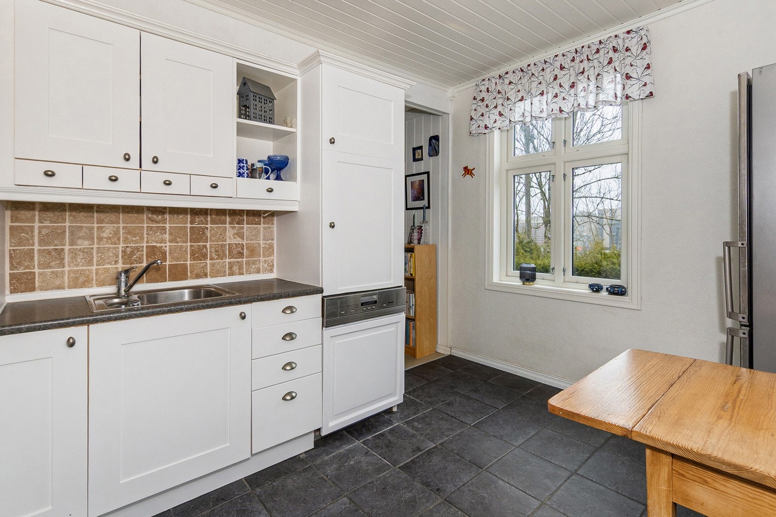 Hvitevarer medfølger: Kjøl/frys i stål, oppvaskmaskin samt integrert koketopp og stekeovn Galleribilde