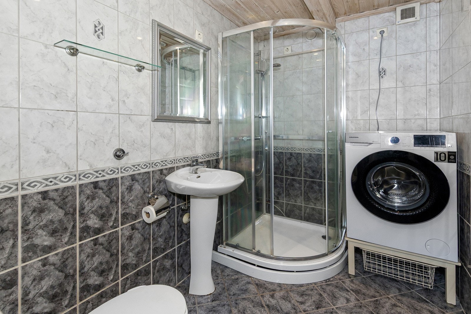 Pent flislagt bad Galleribilde