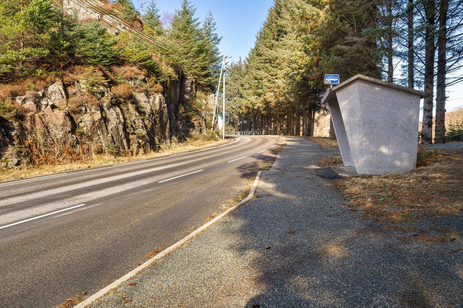 Det er busstopp i nærheten av eiendommen, noe som gjør hytten lett tilgjengelig også med kollektivtransport. ( dette ligger på samme side av veien som eiendommen, sett mot Skålvik/Ågotnes ). Galleribilde