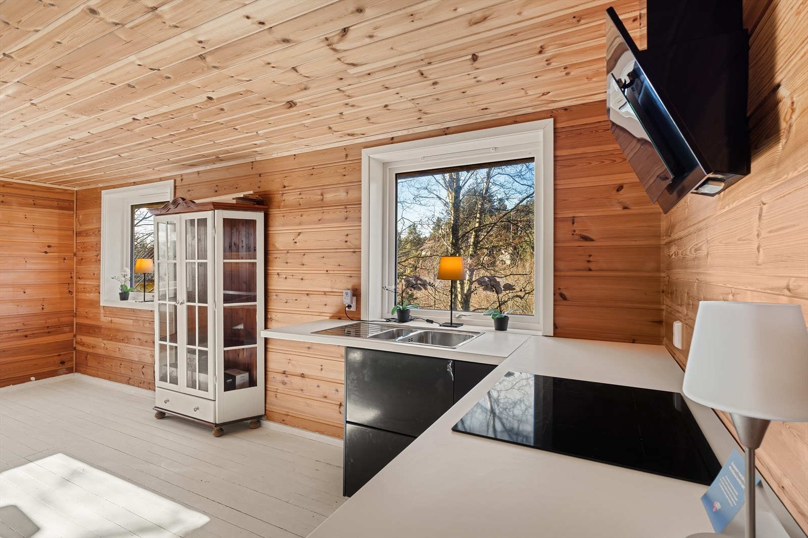 Alle vinduer ble skiftet i 2022, og taket i stuen er skiftet ut. Galleribilde