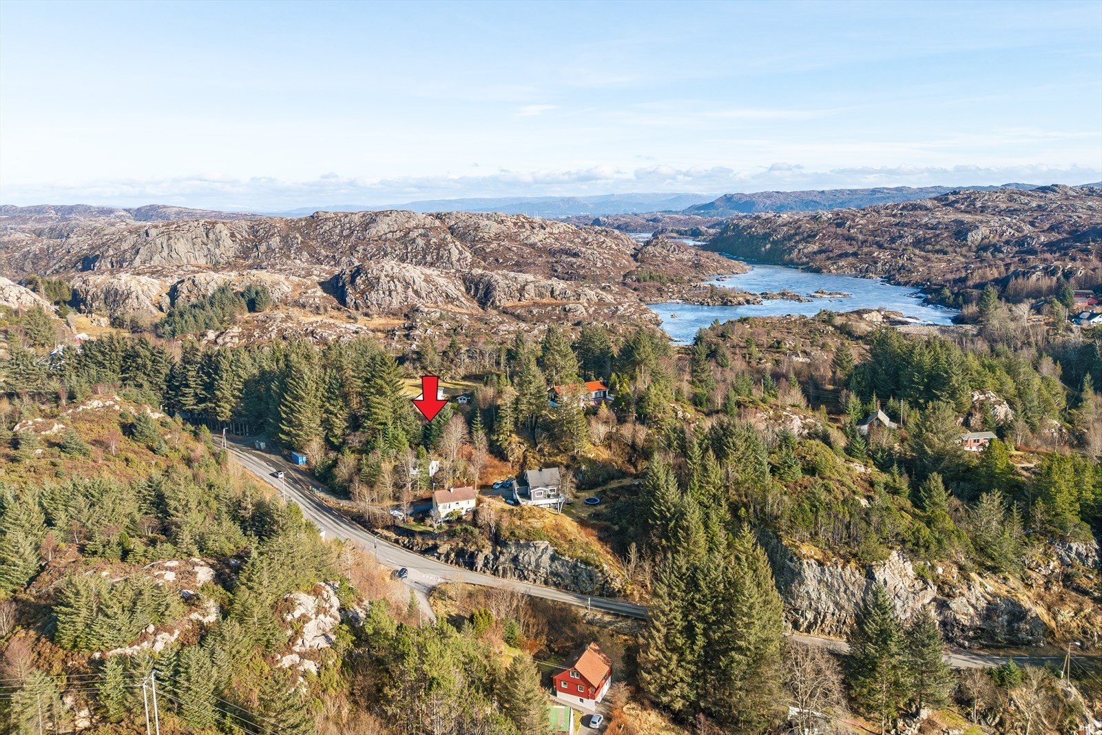 Med bil er det kun ca. 3 minutter til dagligvare på Halsvarden, ca. 6 minutter til tettstedet Fjell, ca. 14-15 minutter til Sotra Kystby på Straume og ca. 25 minutter til Bergen sentrum. Galleribilde