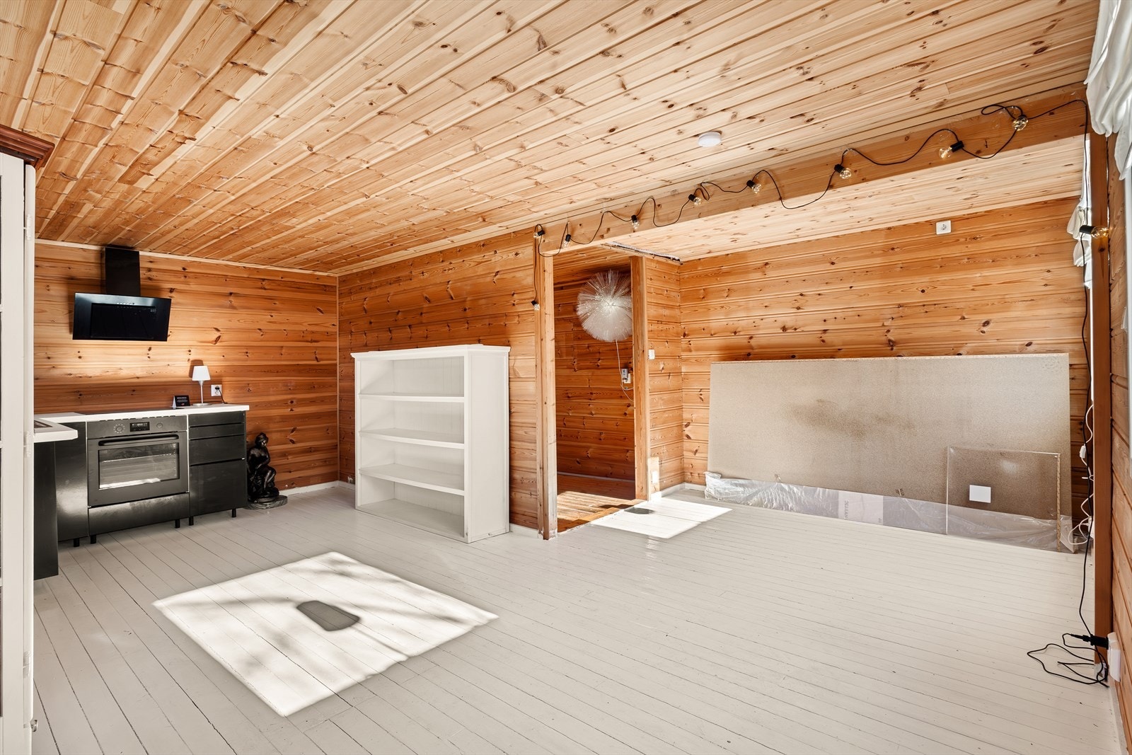 Det foreligger godkjenning for tilbygg med entré, bad og bod, samt soverom og stue/kjøkken i eksisterende del. Dette gir gode muligheter for utvidelse av hytten og endring av planløsning slik som omsøkt. Galleribilde