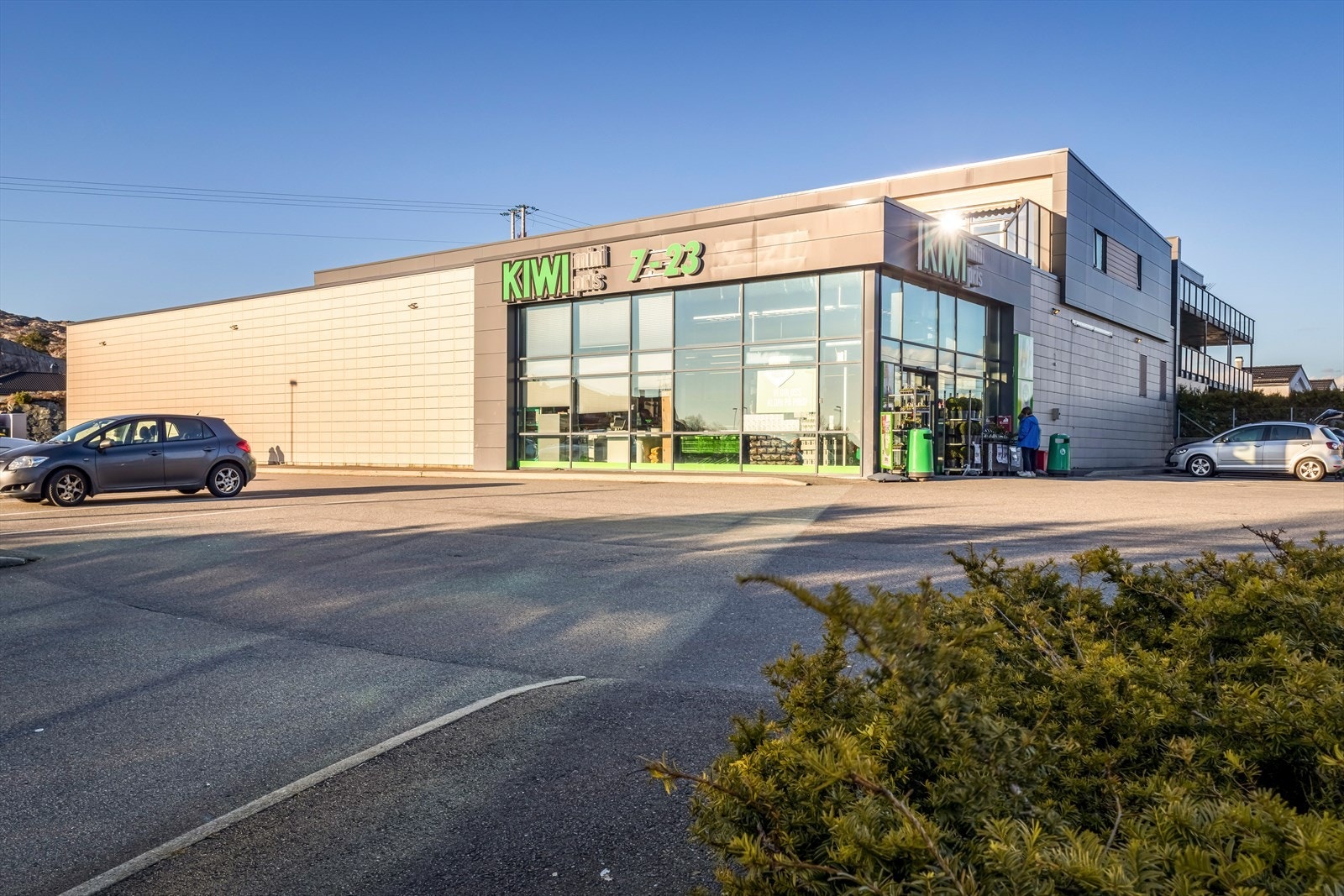 Nærmeste dagligvarebutikk er Kiwi Møvik, ca. 3 km fra hytten. Galleribilde