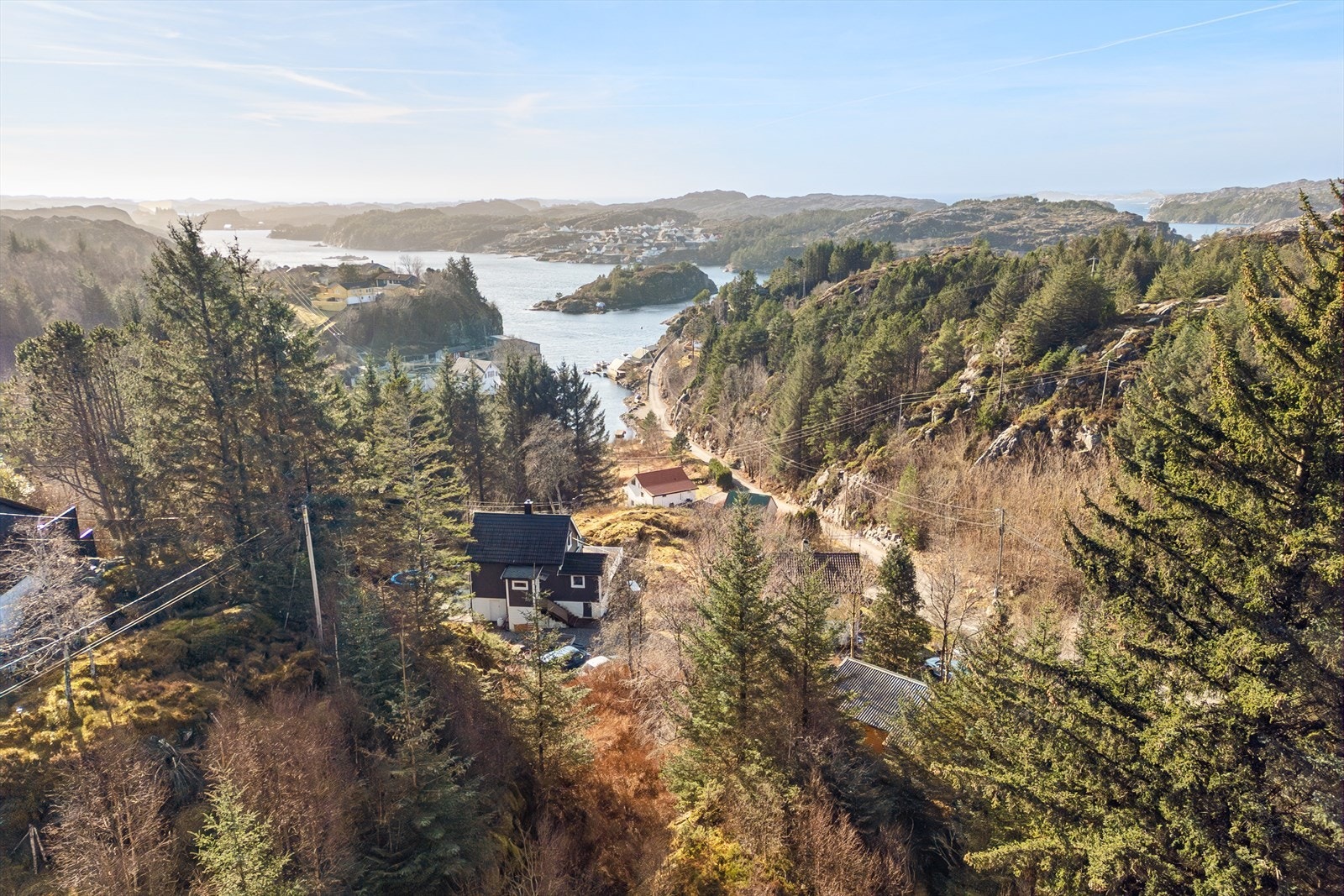Hytten har en solrik, vestvendt beliggenhet i naturskjønne omgivelser, med flott naturterreng rett utenfor døren og kort avstand til bademuligheter og fine naturområder. Galleribilde