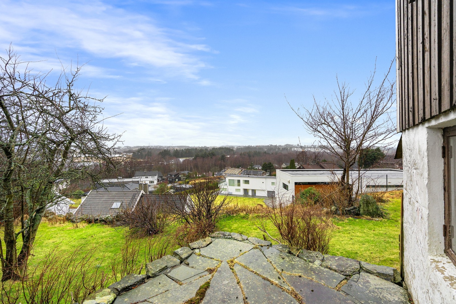 Tomten måler 929 kvm med hage og diverse beplantning. Galleribilde