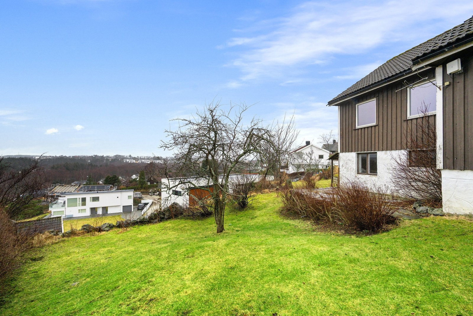 Fra boligen er det kort vei til flotte turområder langs Hafrsfjord og rundt Stokkavannet. Galleribilde