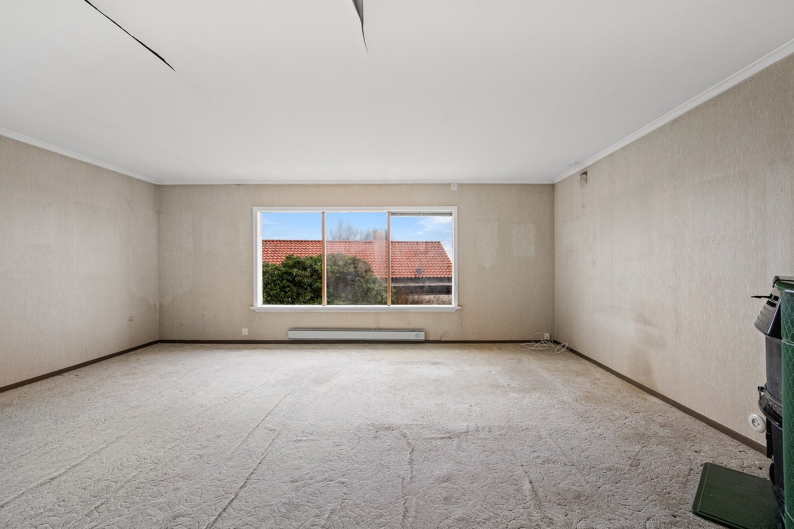 Innvendig fremstår boligen eldre og må påregnes modernisering. Galleribilde