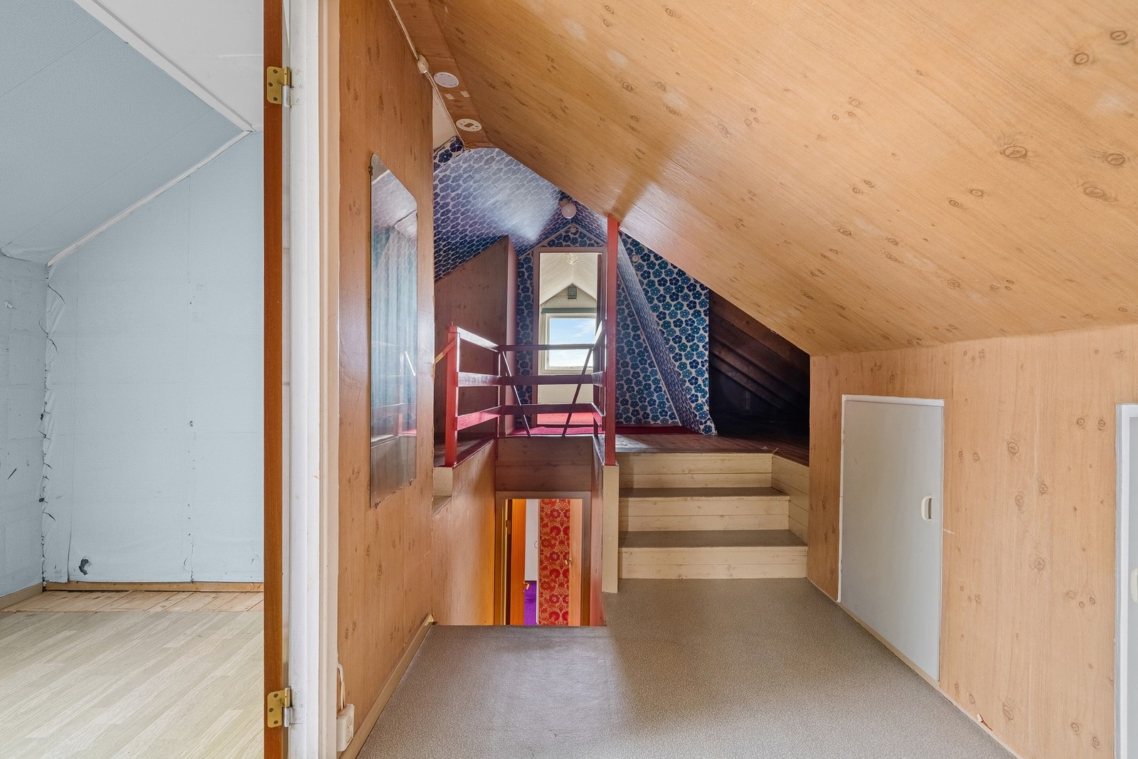 Det er rikelig med oppbevaringsmuligheter på loftet. Galleribilde