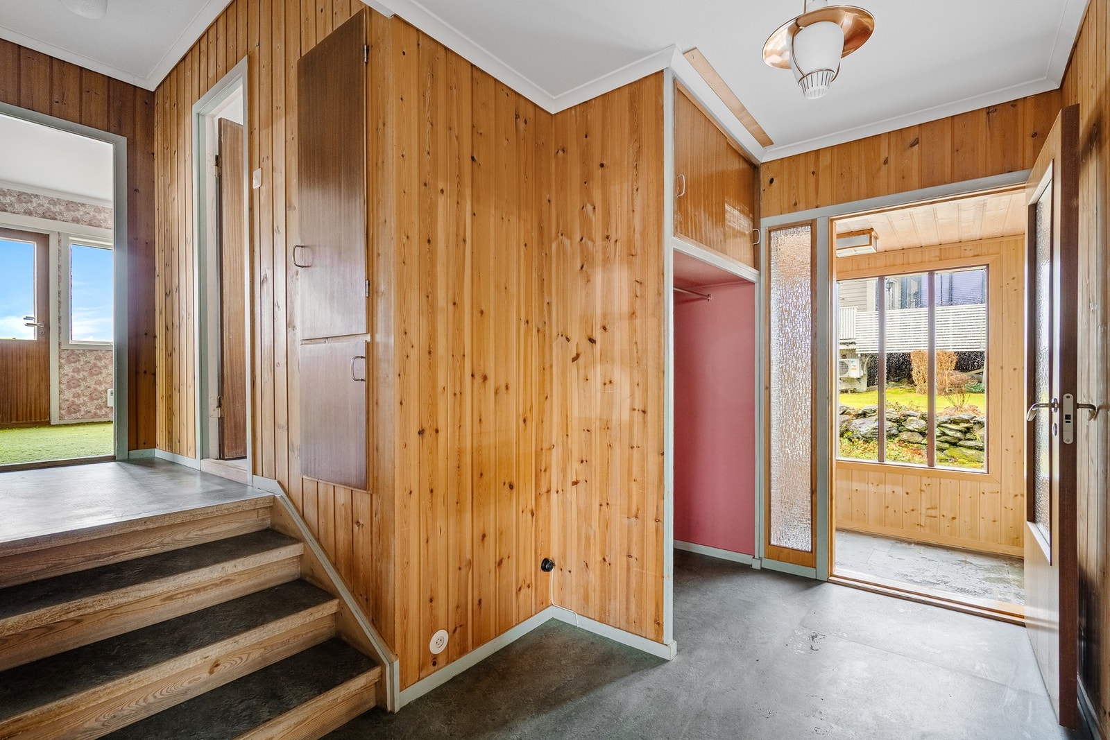 Romslig entré med god plass til å henge fra seg yttertøy. Galleribilde