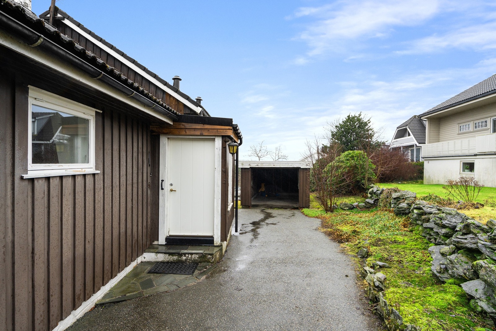 Parkering i garasje og på egen tomt. Galleribilde