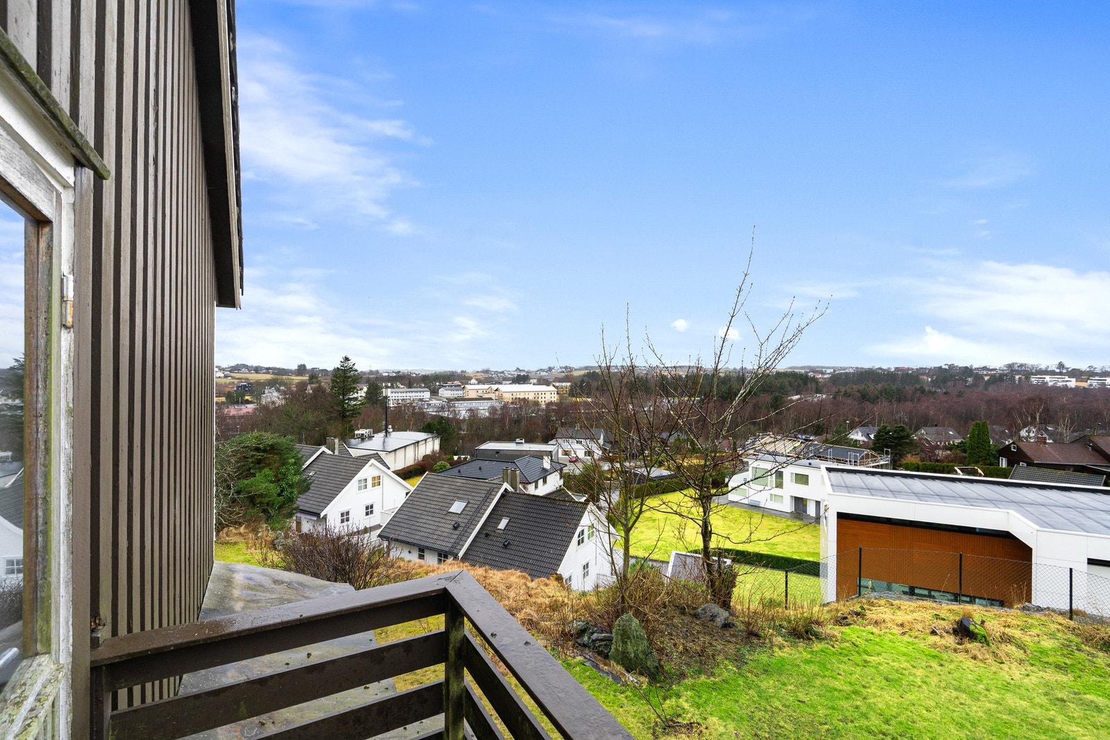Fra soverommet er det utgang til balkong med flott utsikt. Galleribilde