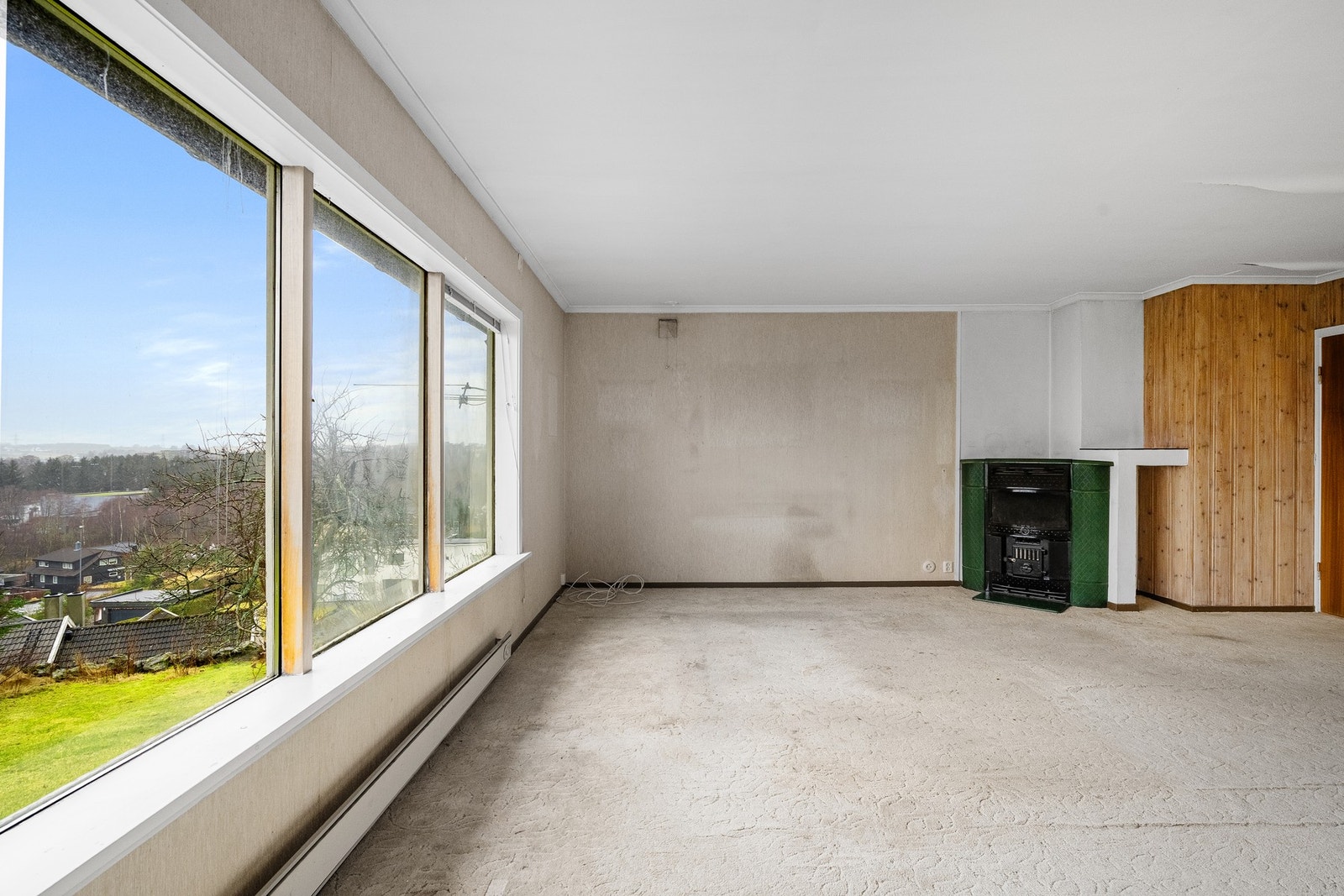 Stuen har store vindusflater som sikrer rikelig med naturlig lysinnslipp. Galleribilde