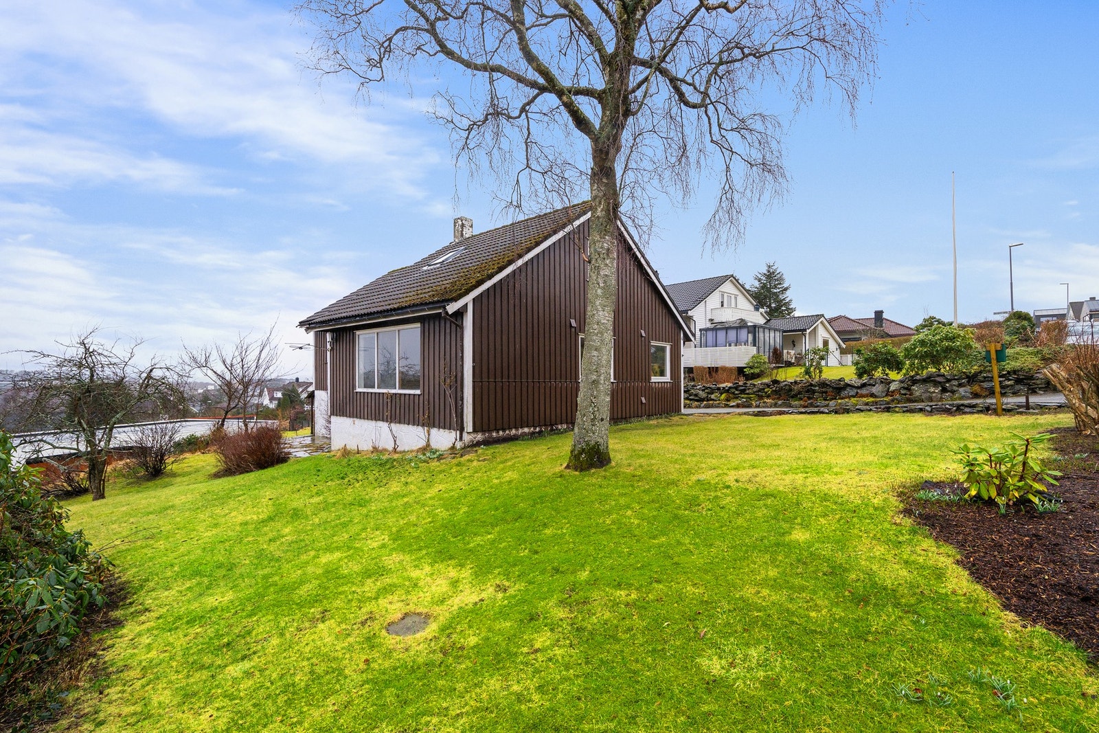 Med kjøpesenter, dagligvarebutikk og busstopp like ved ligger alt til rette for en enkel hverdag. Galleribilde