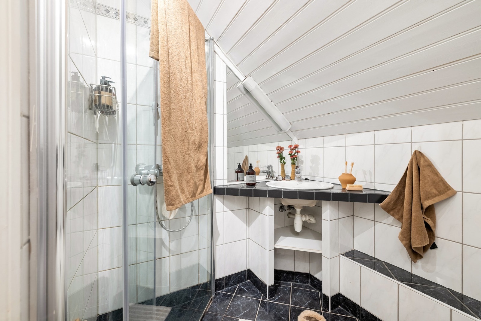 Badet er helfliset med varme i gulv Galleribilde