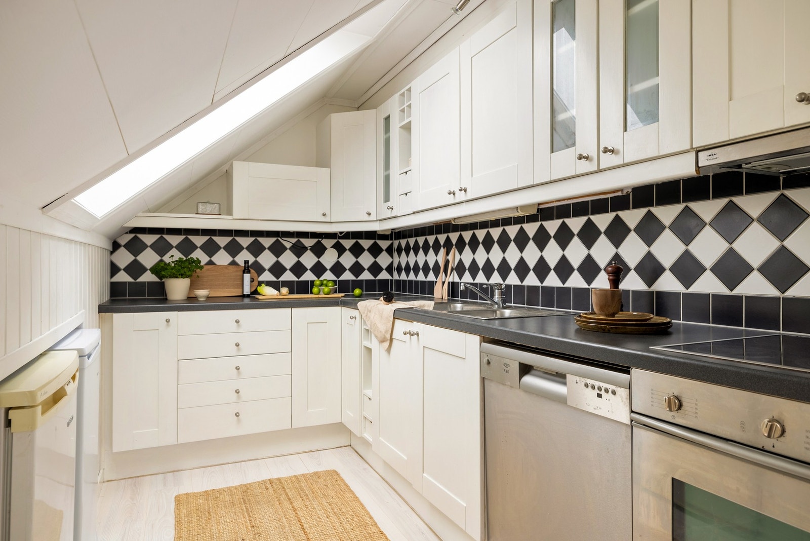 Kjøkkenet har profilerte fronter, to galsskap og laminat benkeplate med nedfelt vask av stål Galleribilde