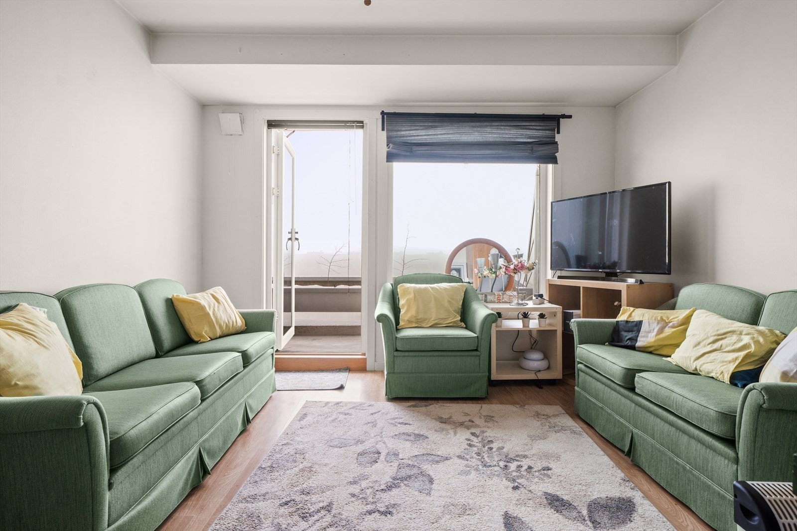 Leiligheten har stue og kjøkken i åpen løsning, og store vindusflater som gir godt med naturlig lysinnslipp. Galleribilde