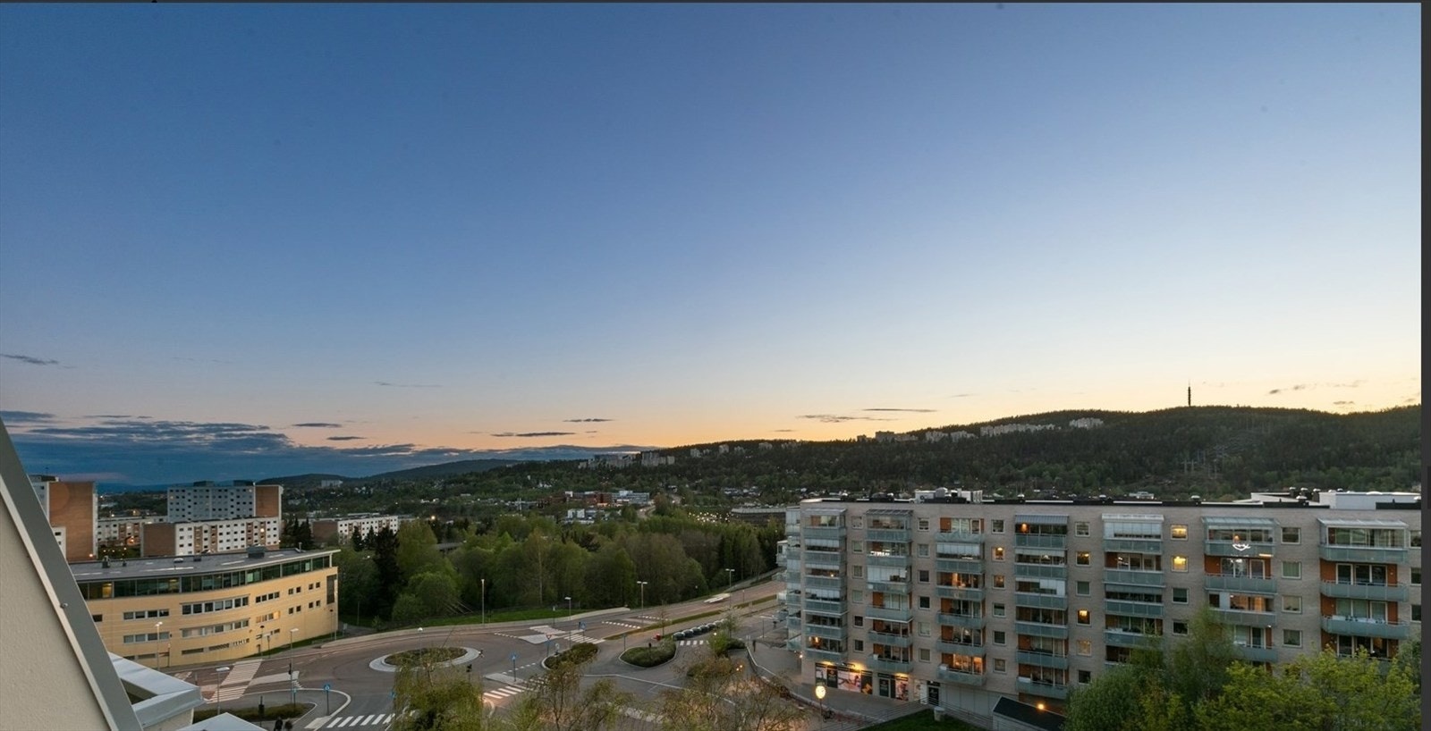 Bildet er tatt fra en tilsvarende leilighet én etasje opp og viser en lignende utsikt. Galleribilde