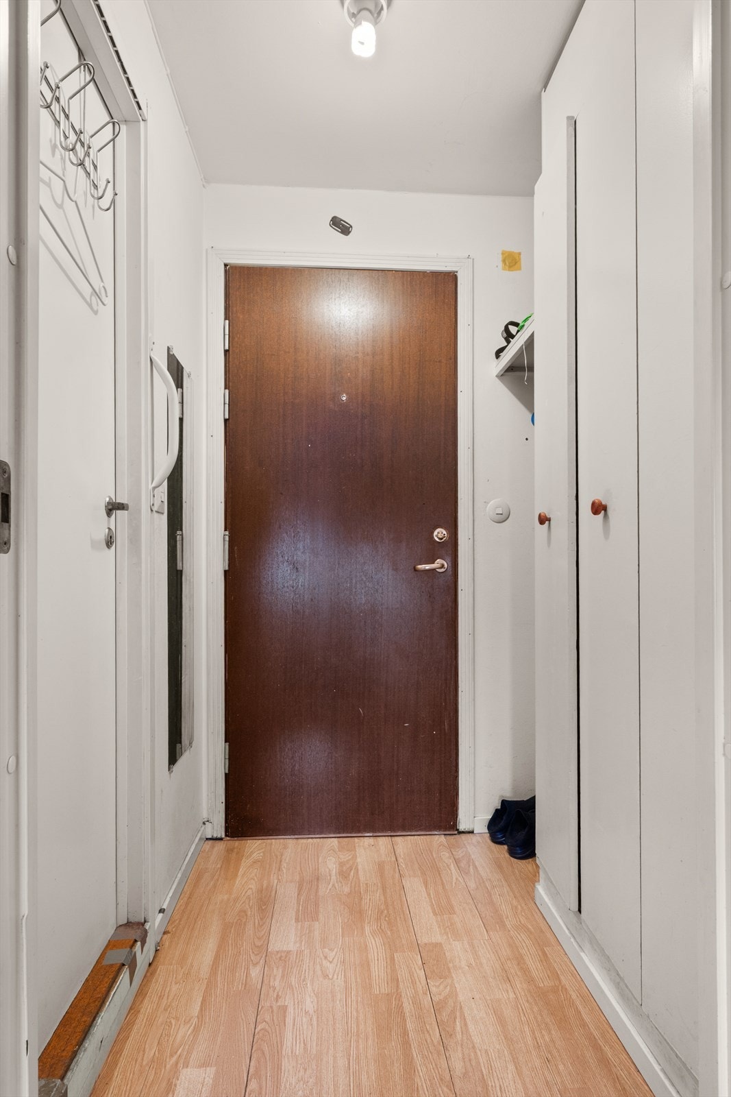 Entréen har garderobeskap og god plass til oppbevaring av yttertøy og sko. Galleribilde