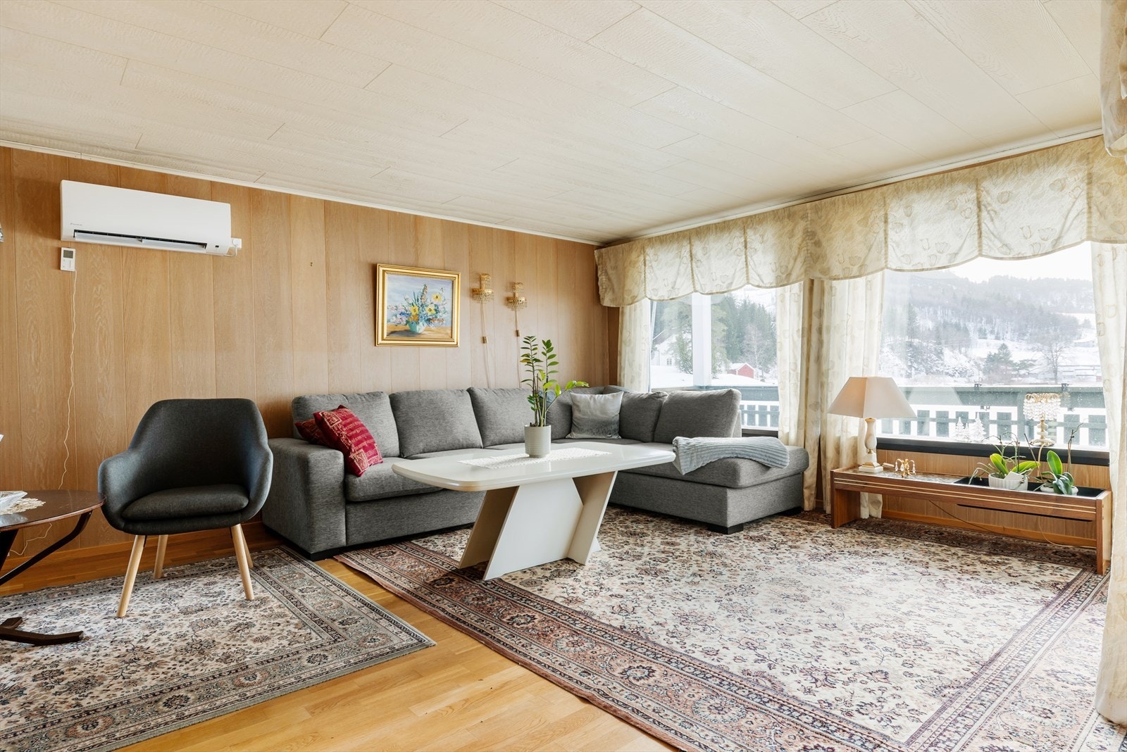 Romslig stue med store vindusflater som slipper inn rikelig med lys. Galleribilde