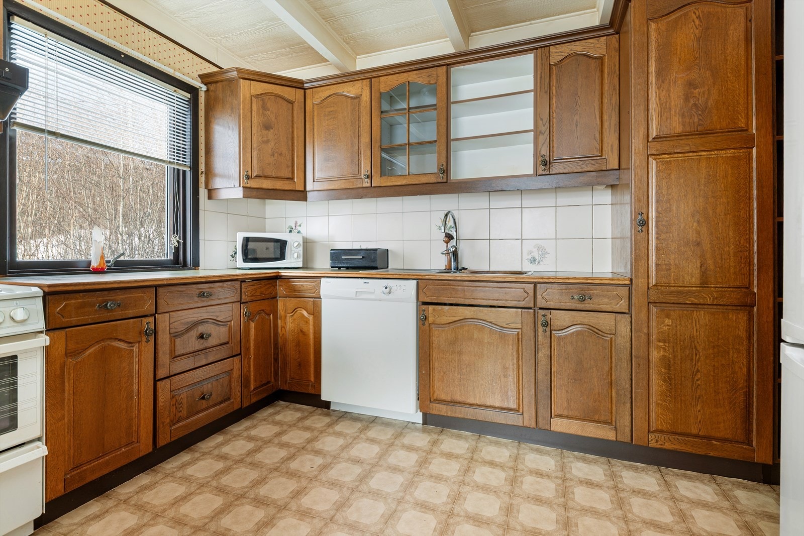 Kjøkken fra 1985 med mye oppbevaringsplass. Galleribilde