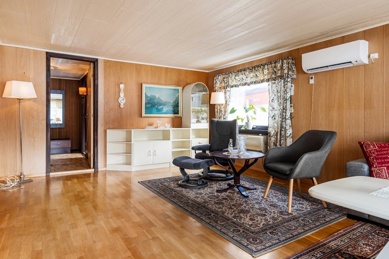 Stuens utforming gir rom for møblering i soner. Galleribilde