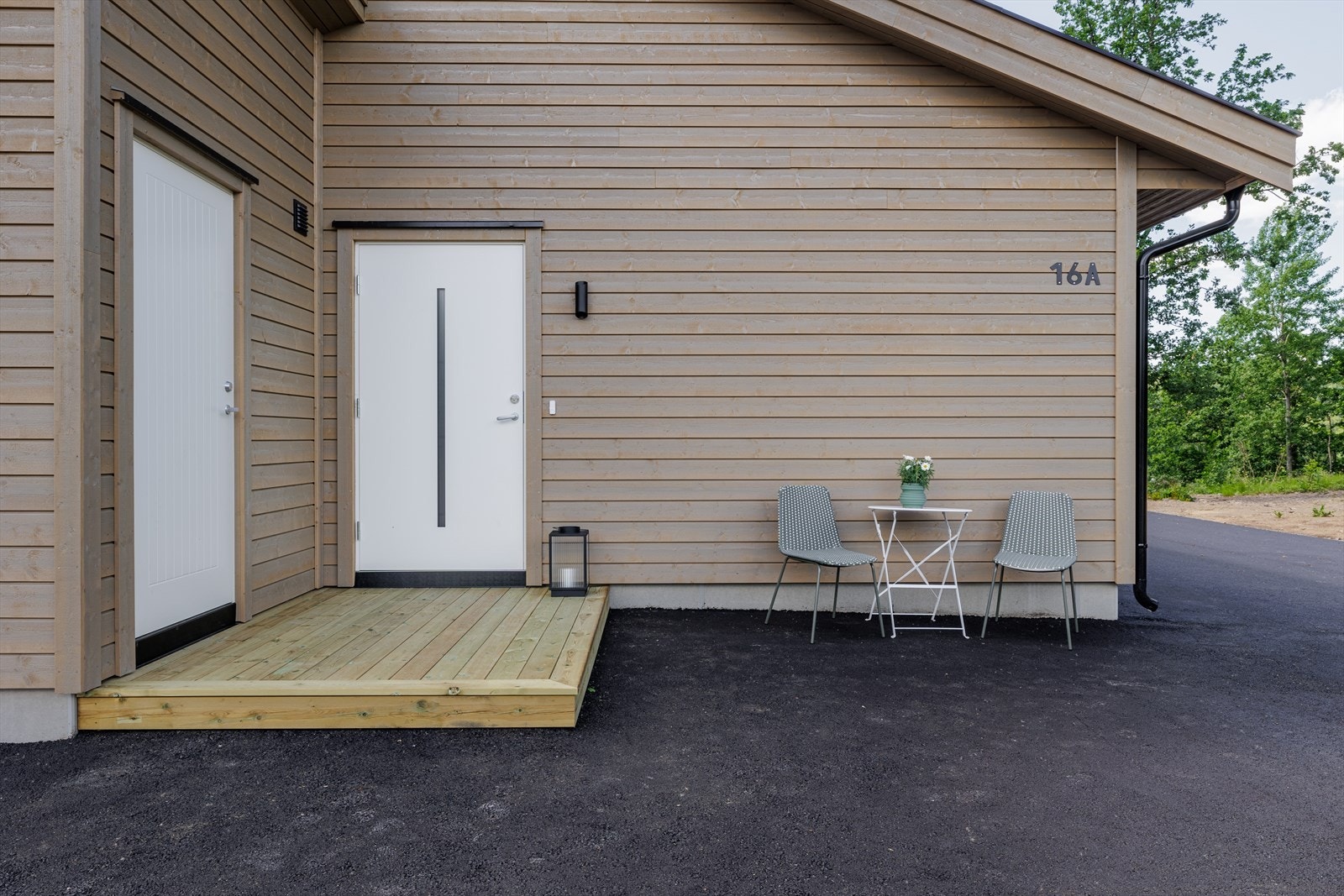 Ved boligens inngangsparti er det en praktisk sportsbod. Galleribilde