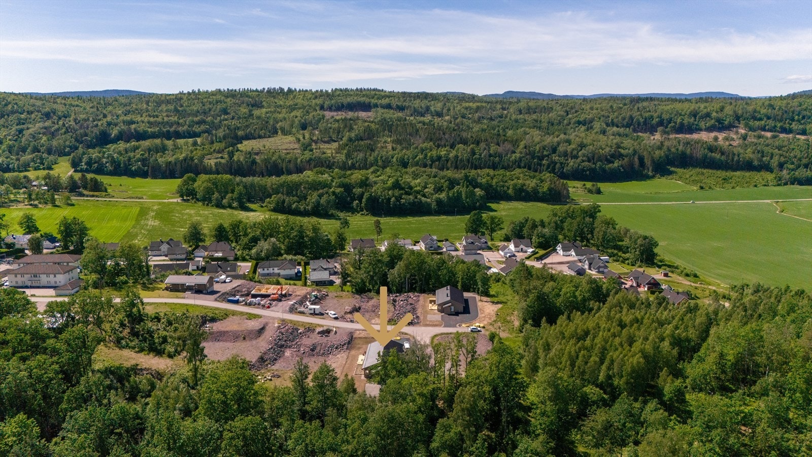 Eiendommen er fint beliggende innerst i blindvei i landlige og rolige omgivelse, ca. 10 minutter fra Revetal sentrum. Velkommen til visning! Galleribilde