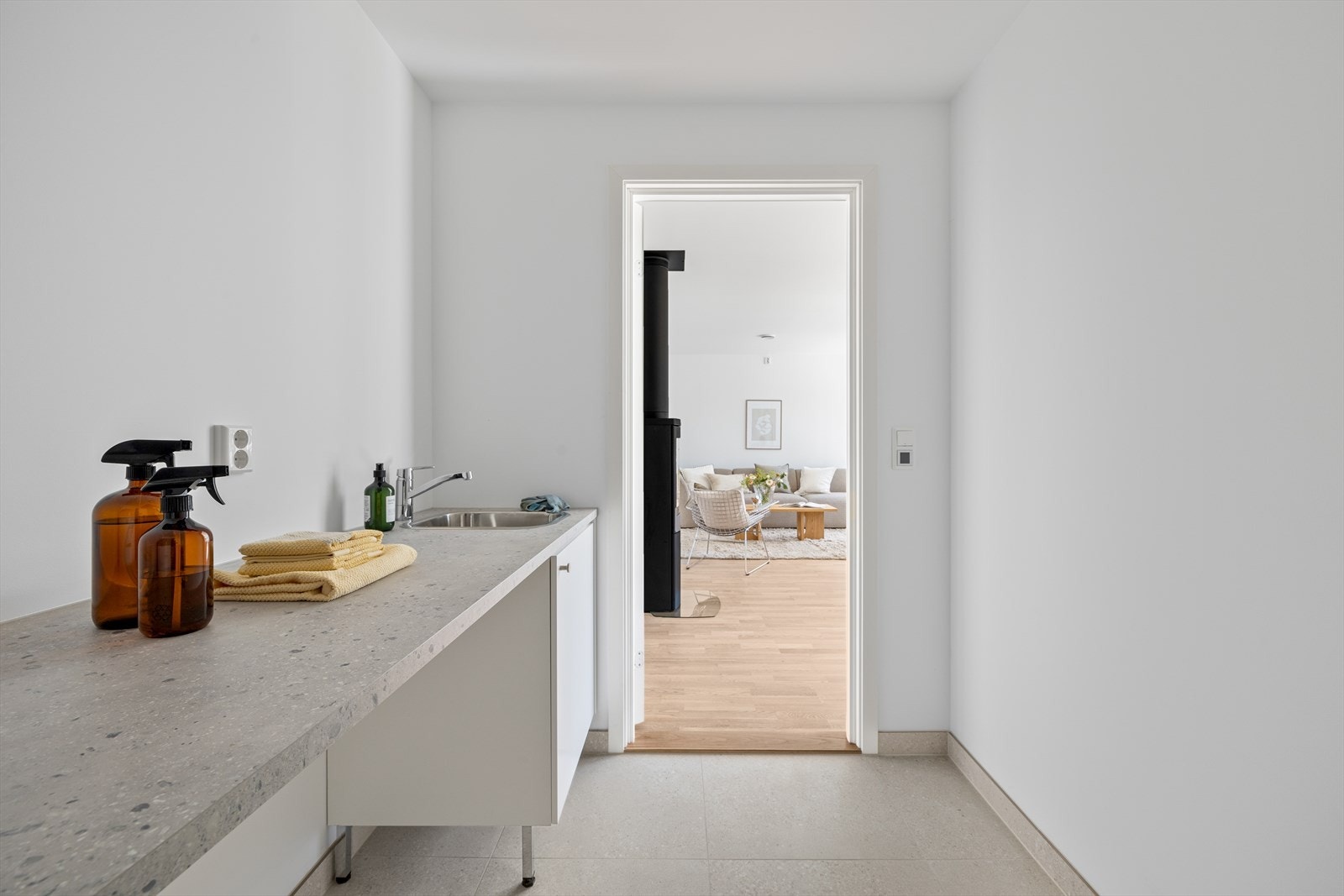 Vaskerommet er utstyrt med arbeidsbenk og utslagsvask samt at boligens varmtvannsbereder er plassert her. Galleribilde