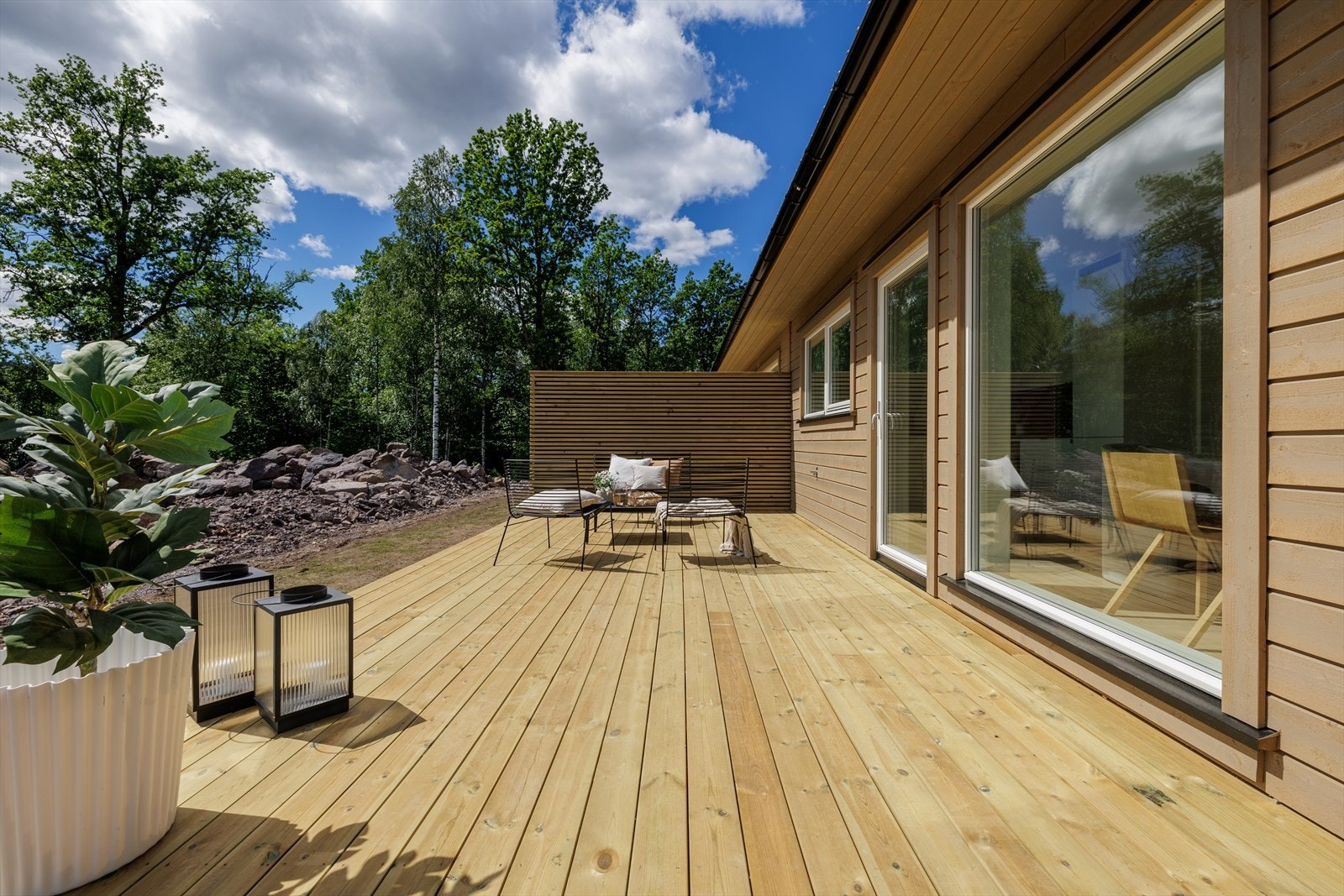 Her sitter du både stille og usjenert til med god plass til ønskelig utemøblement som sittegrupper, grill og hyggelig beplantning. Galleribilde