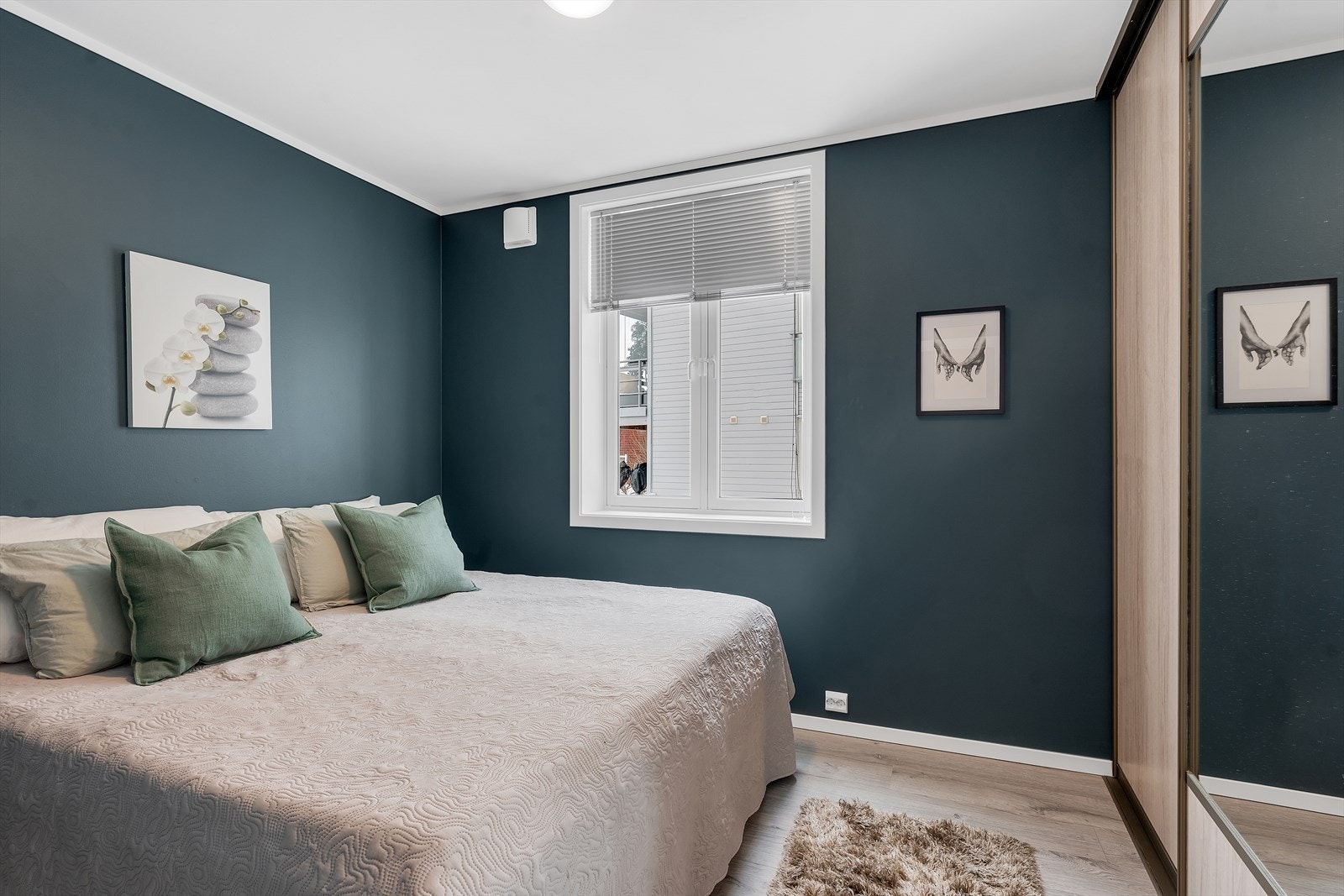 Romslig hovedsoverom, med god plass til stor seng - gjennomført i behagelige fargevalg. Galleribilde