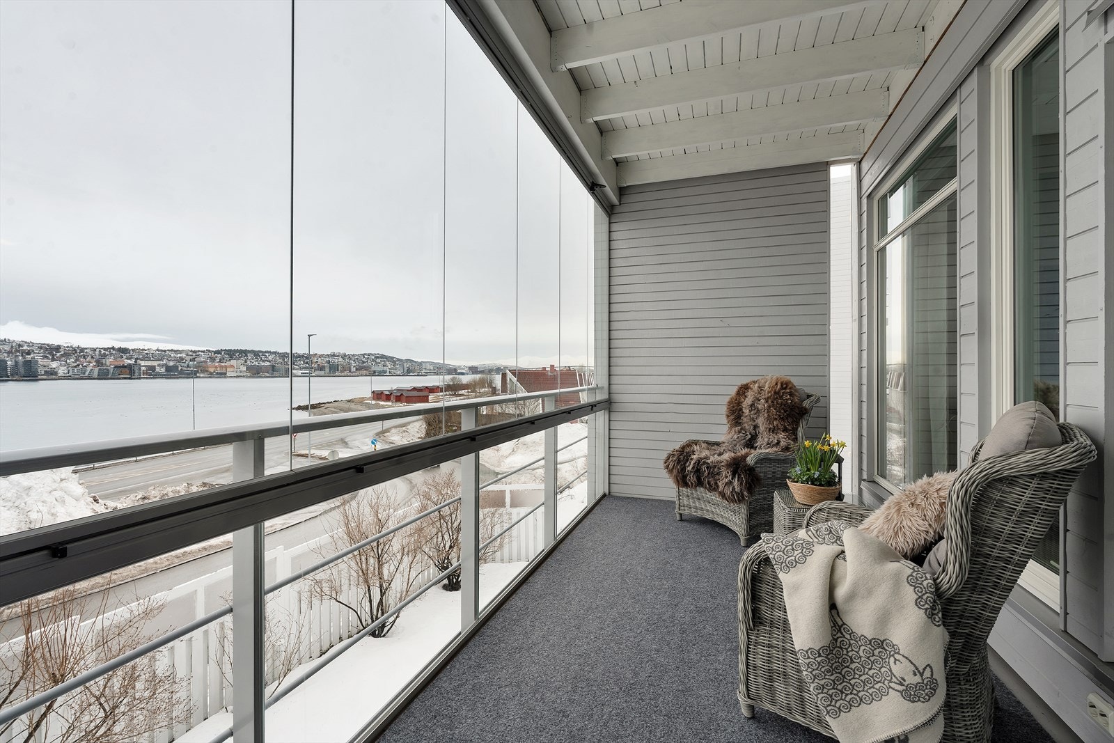 Utgang fra stue til vestvendt innglasset balkong på 11 m² med svært gode sol og utsiktsforhold! Galleribilde