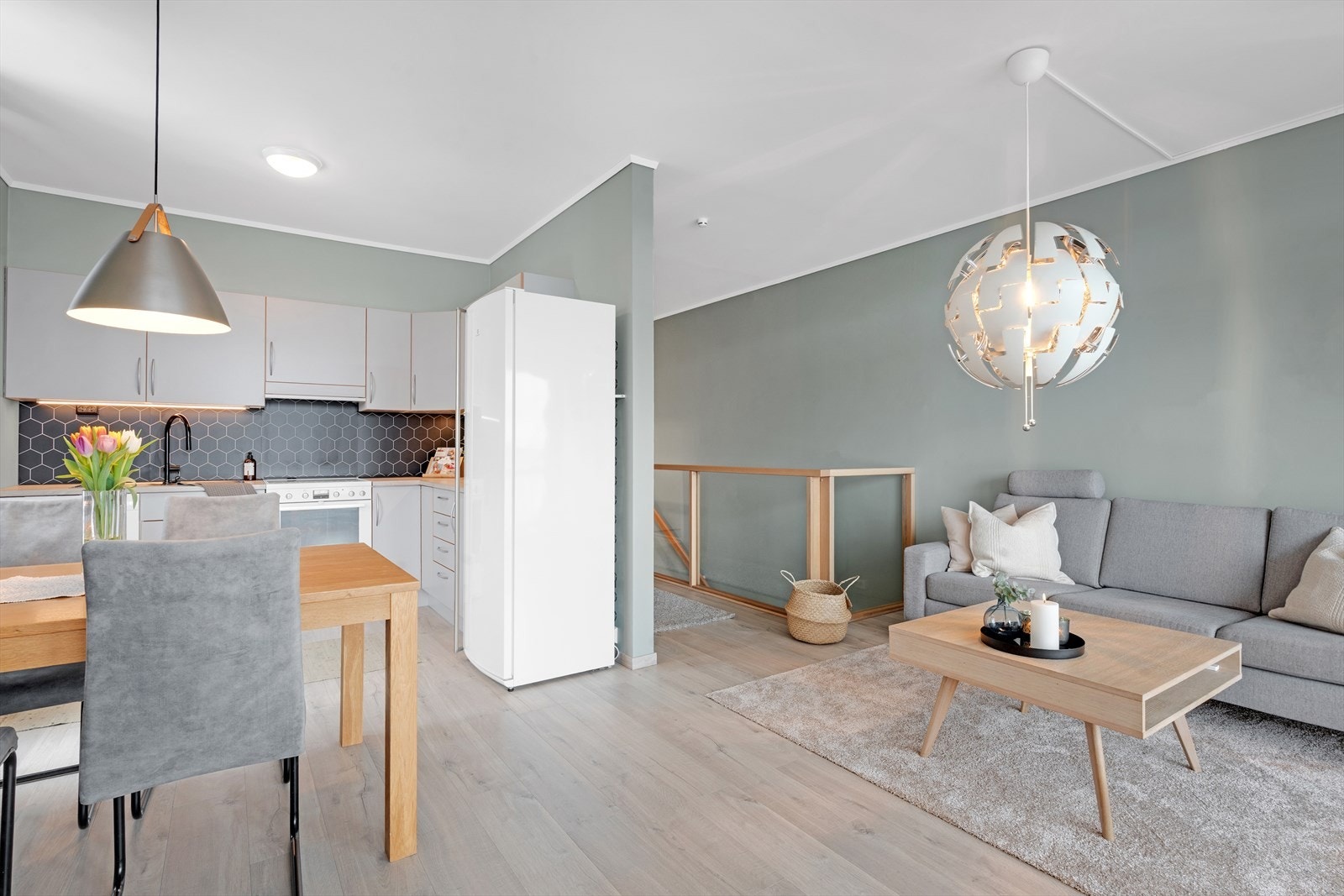 Boligen har gjennomgående moderne standard, med lekre gulvflater, glatte veggoverflater og flotte fargevalg. Galleribilde