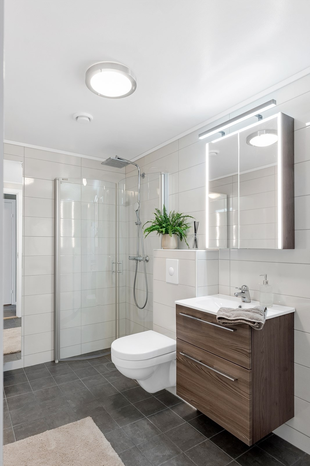 Pent, komplett flislagt bad, med gulvvarme og moderne innredninger Galleribilde