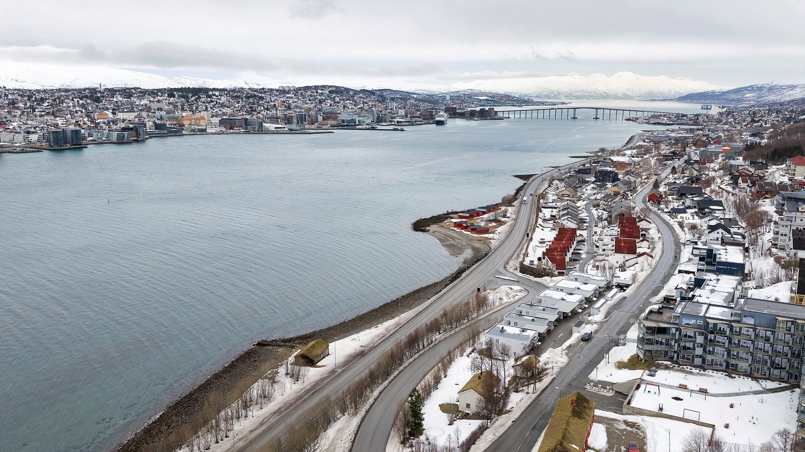 Kort veg til barnehage, skole, matbutikk, lekeplasser, natur og rekreasjonsområder, og mye mer! Velkommen på visning! Galleribilde