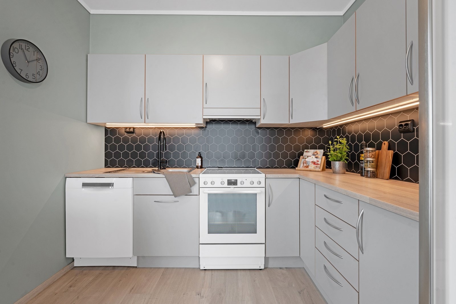 Pent kjøkken med rikelig skap- og benkeplass Galleribilde