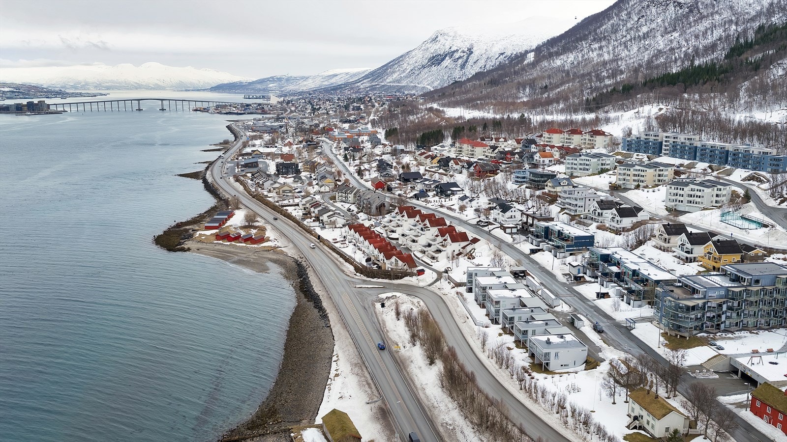 Tromsø sentrum ligger kun 10 min kjøring unna, eventuelt med buss fra busstoppet like ved Galleribilde