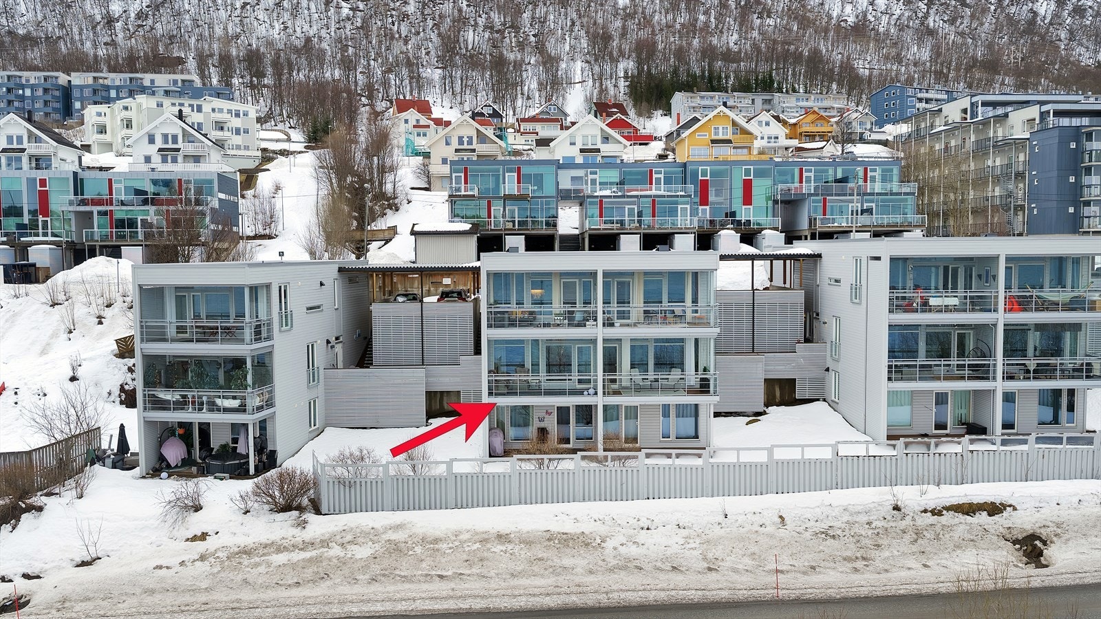 Boligen går over to plan, med parkering i carport, samt en praktisk utvendig bod. Galleribilde