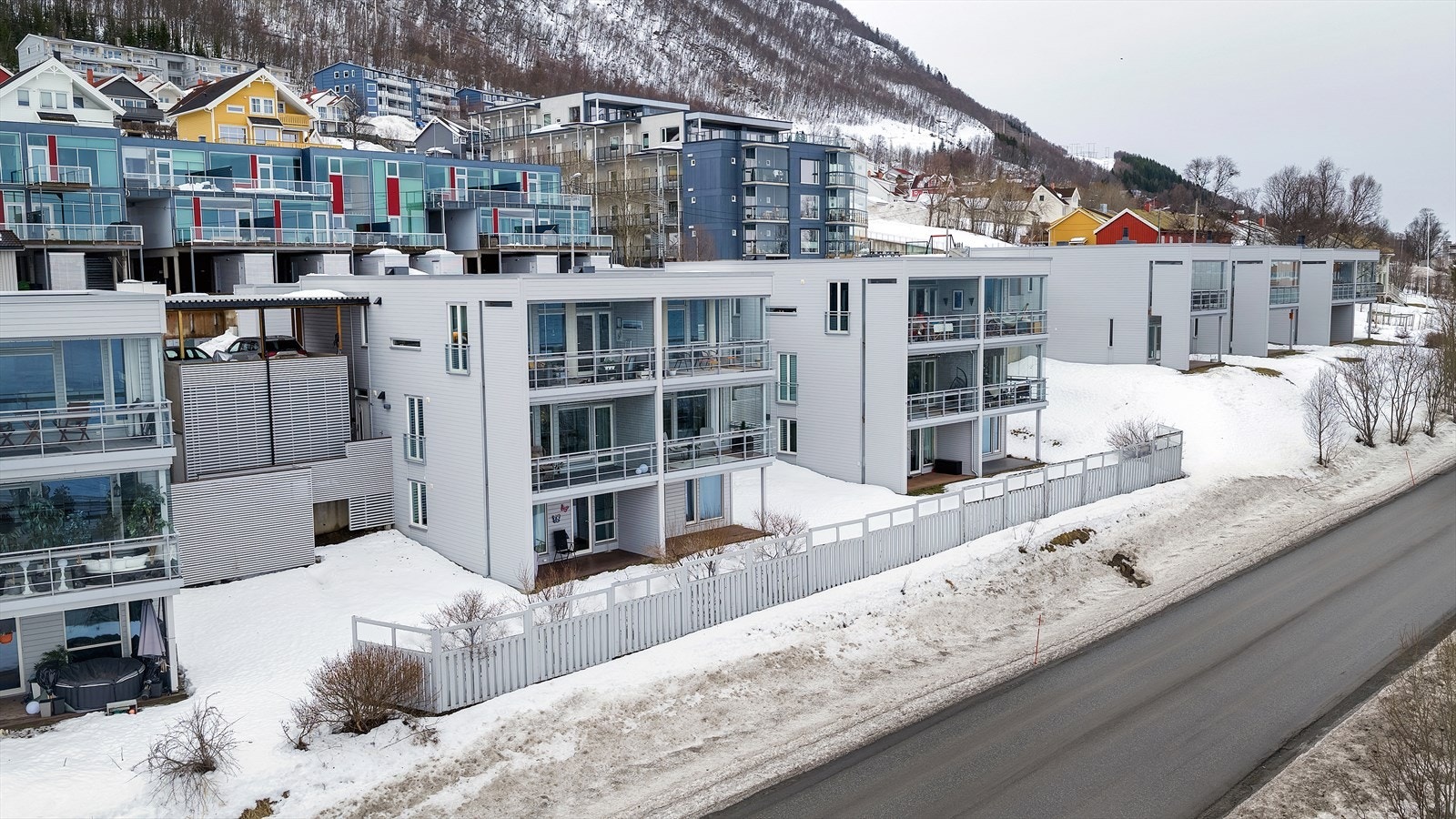 Boligen ble oppført i 2006, og innehar en god og moderne standard Galleribilde