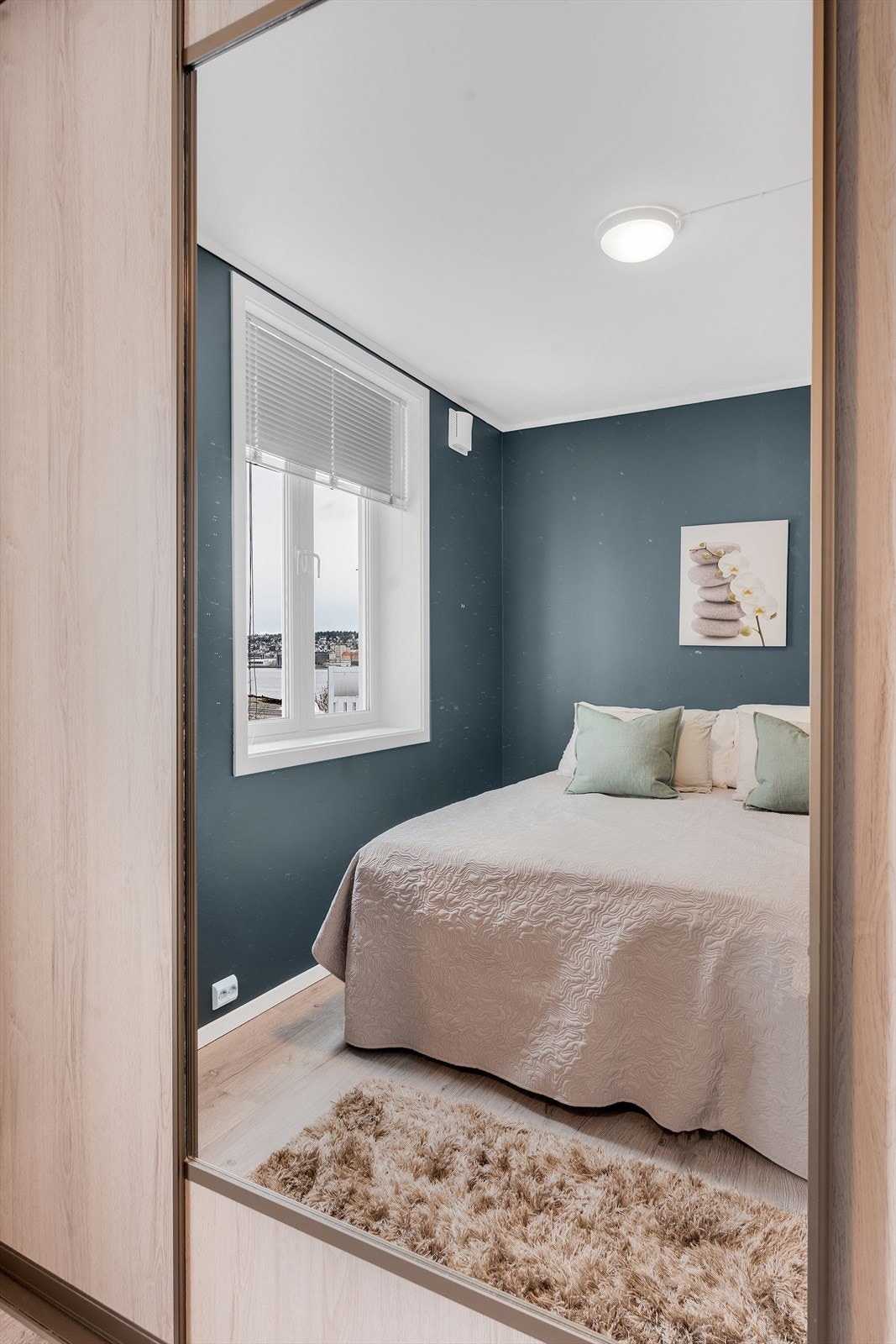 Soverommet er innredet med en romslig og praktisk skyvedørsgarderobe Galleribilde