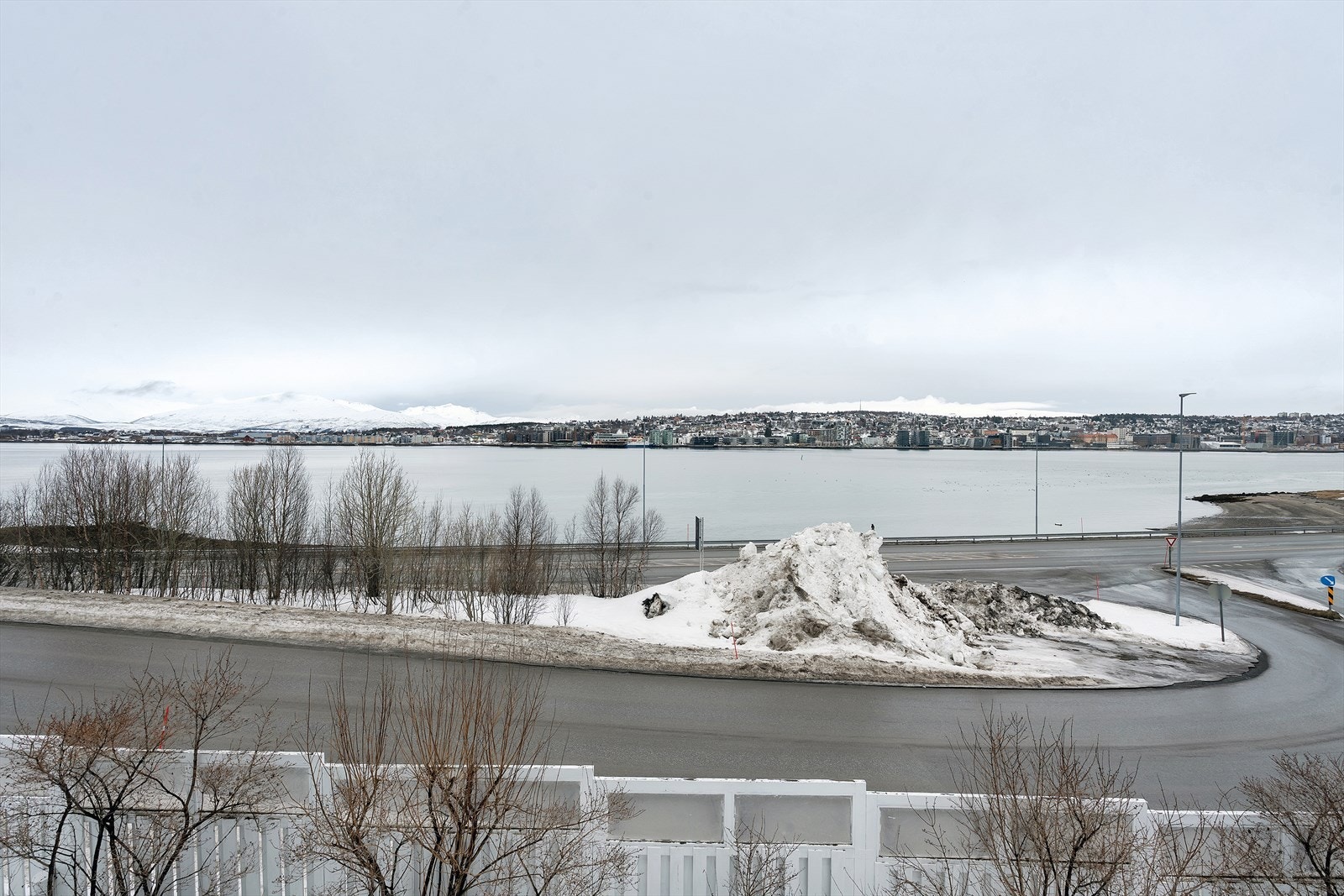 Flott utsikt fra balkongen mot vest, over sundet til Tromsøya, med fjellene på Kvaløya i bakgrunnen! Galleribilde
