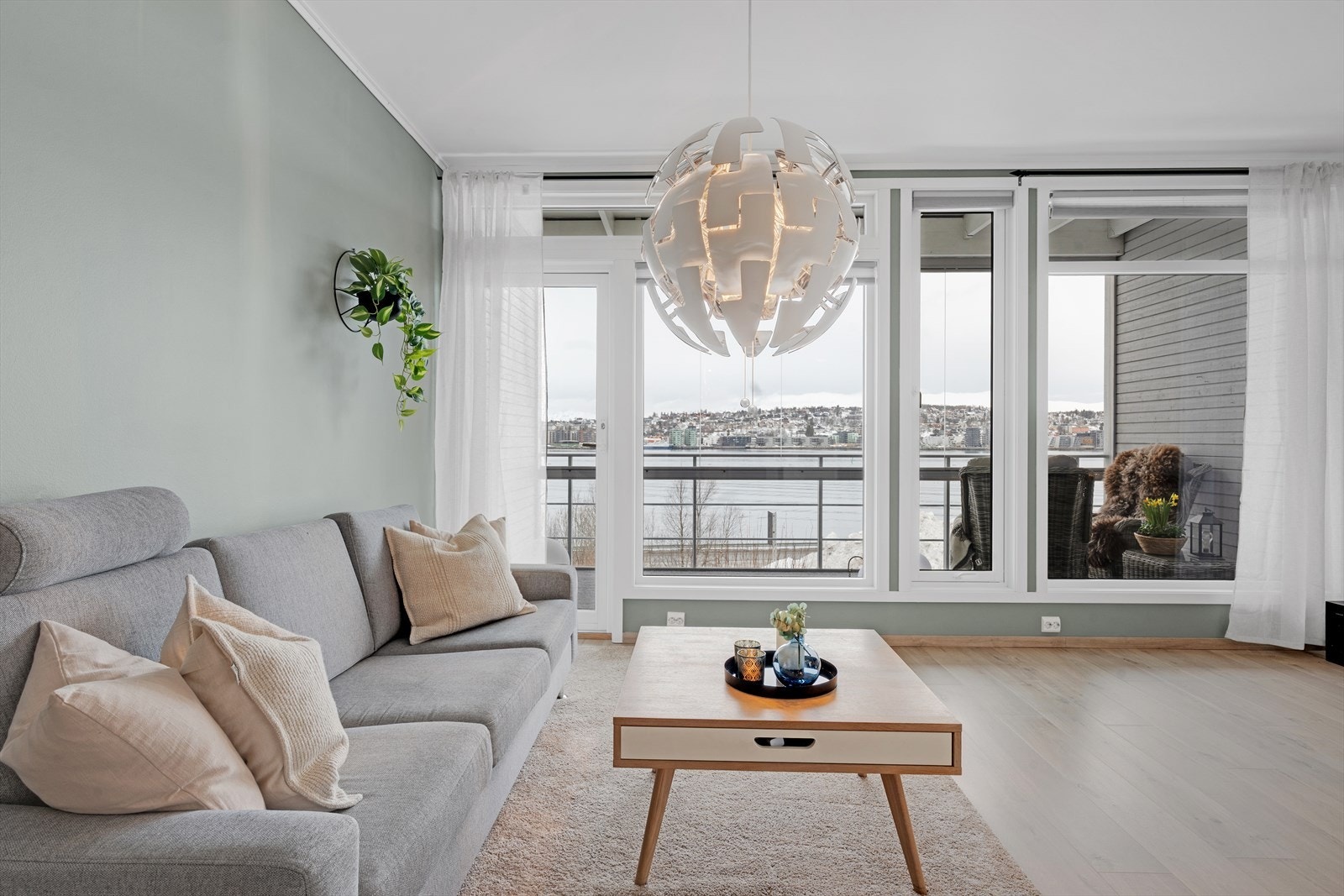 En lekker og moderne 4-roms over to plan, med carport, innglasset balkong og optimale solforhold! Galleribilde